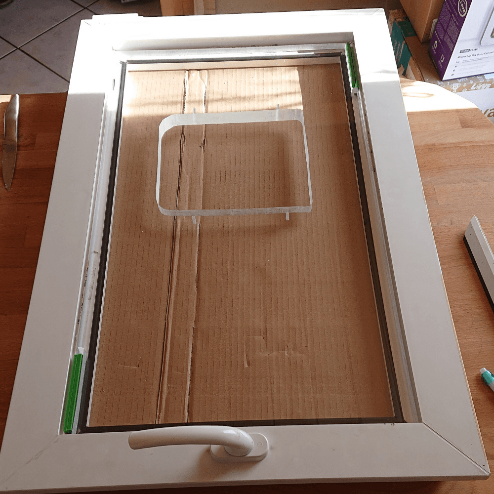 Einlagefenster aus Acrylglas für die Katzenklappe