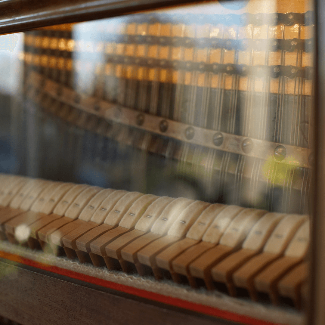 Mit Plexiglas ein Klavier restaurieren