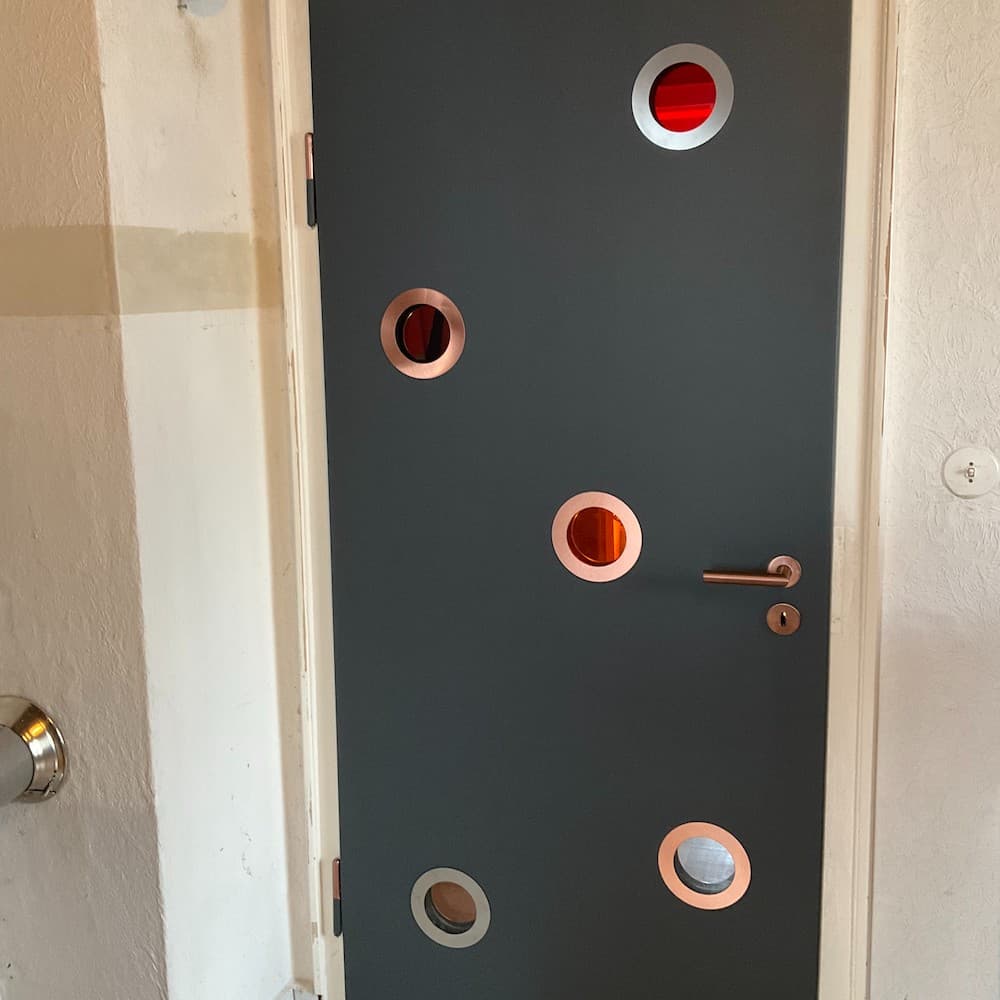 Aufgewertete Küchentür mit Bullaugen aus Acrylglas