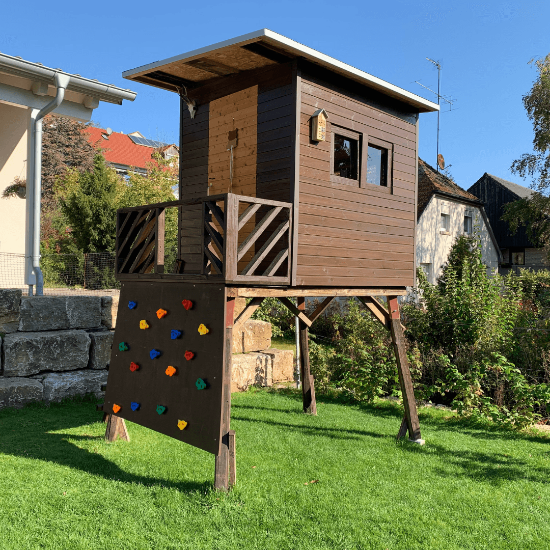 „Baumhaus“ auf Stelzen mit Acrylglasfenstern