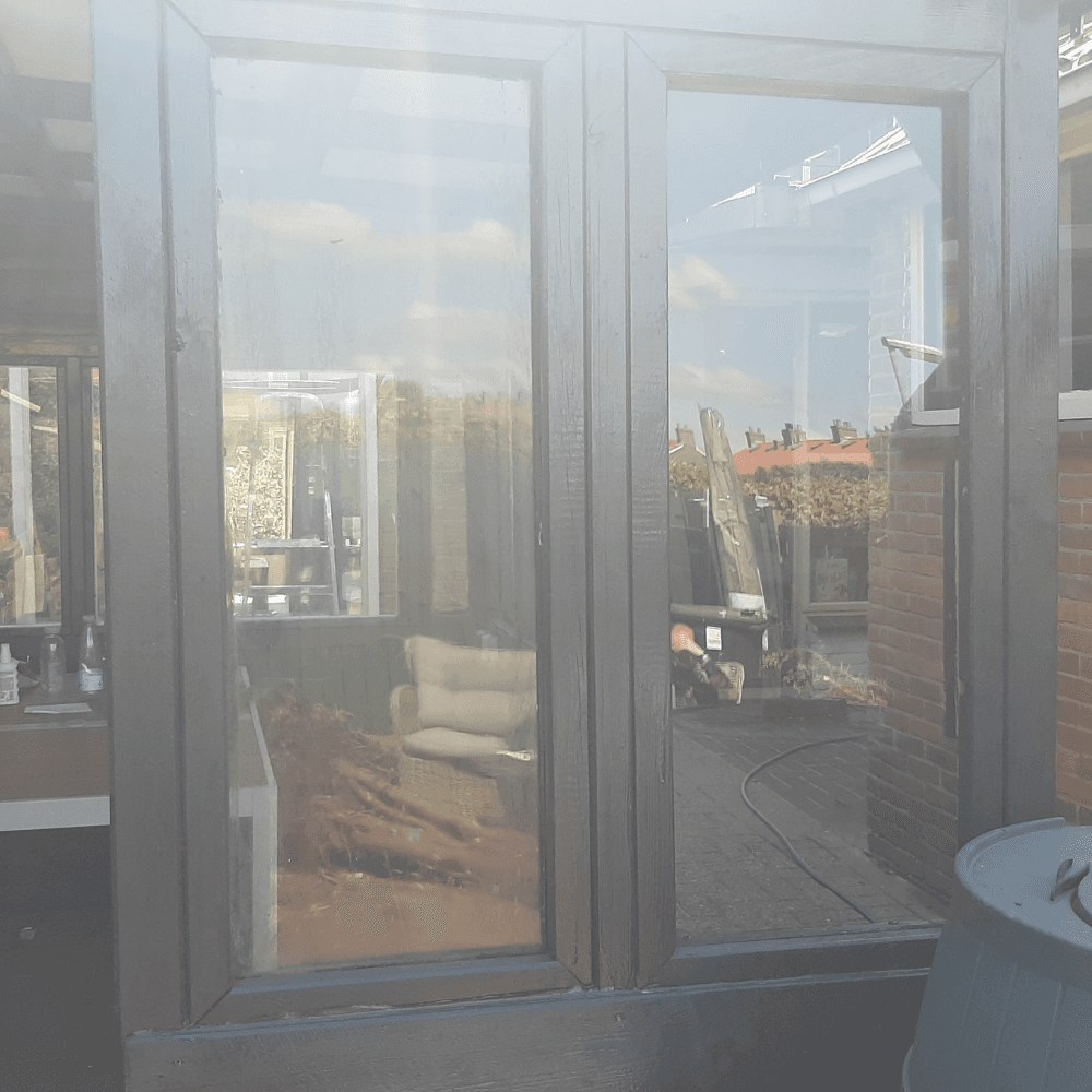 Een nieuw schuur raam van plexiglas