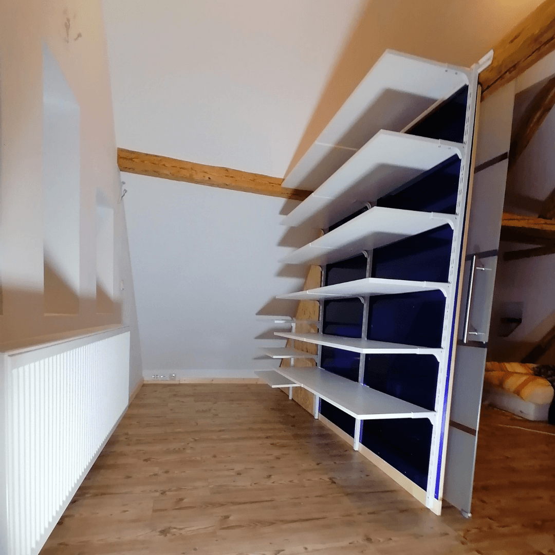 Begehbarer Kleiderschrank mit Acrylscheiben