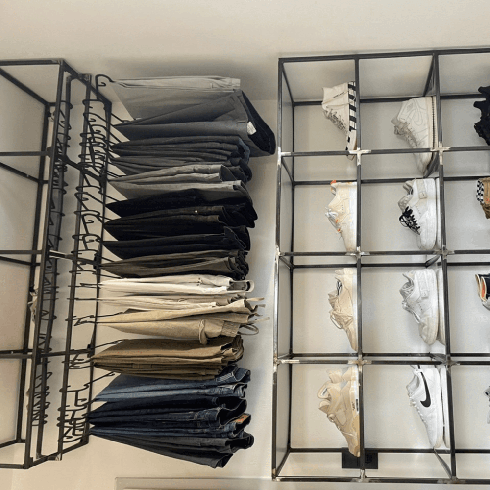 Offener Schrank mit Acrylglasspiegel