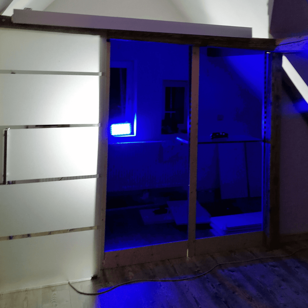Begehbarer Kleiderschrank mit Acrylscheiben