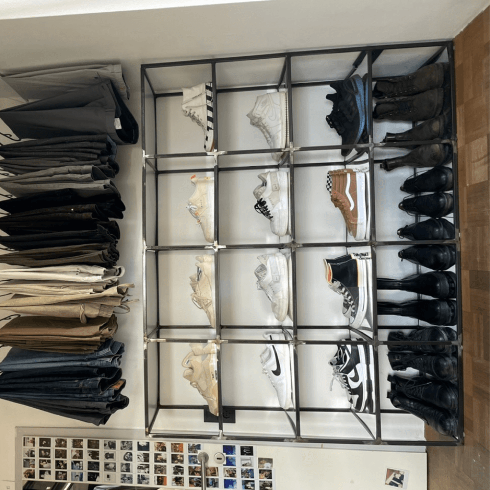Offener Schrank mit Acrylglasspiegel