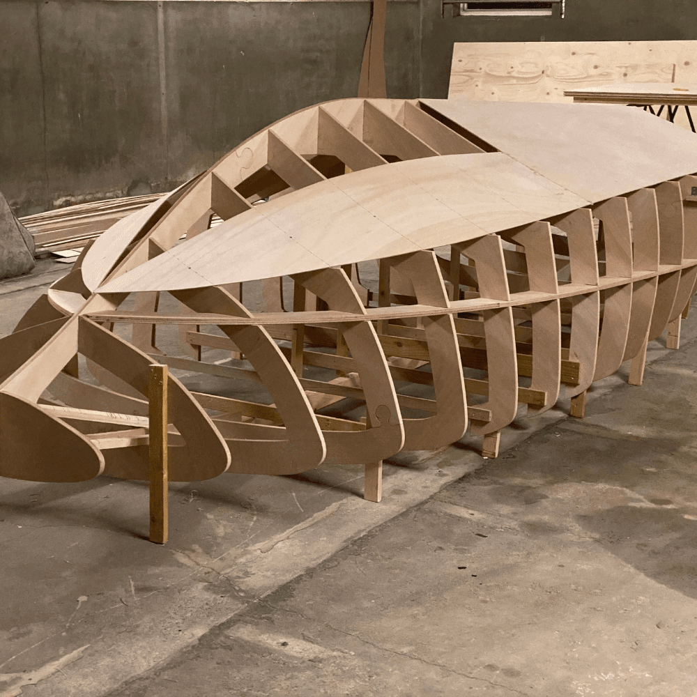 Een boot van hout en polycarbonaat