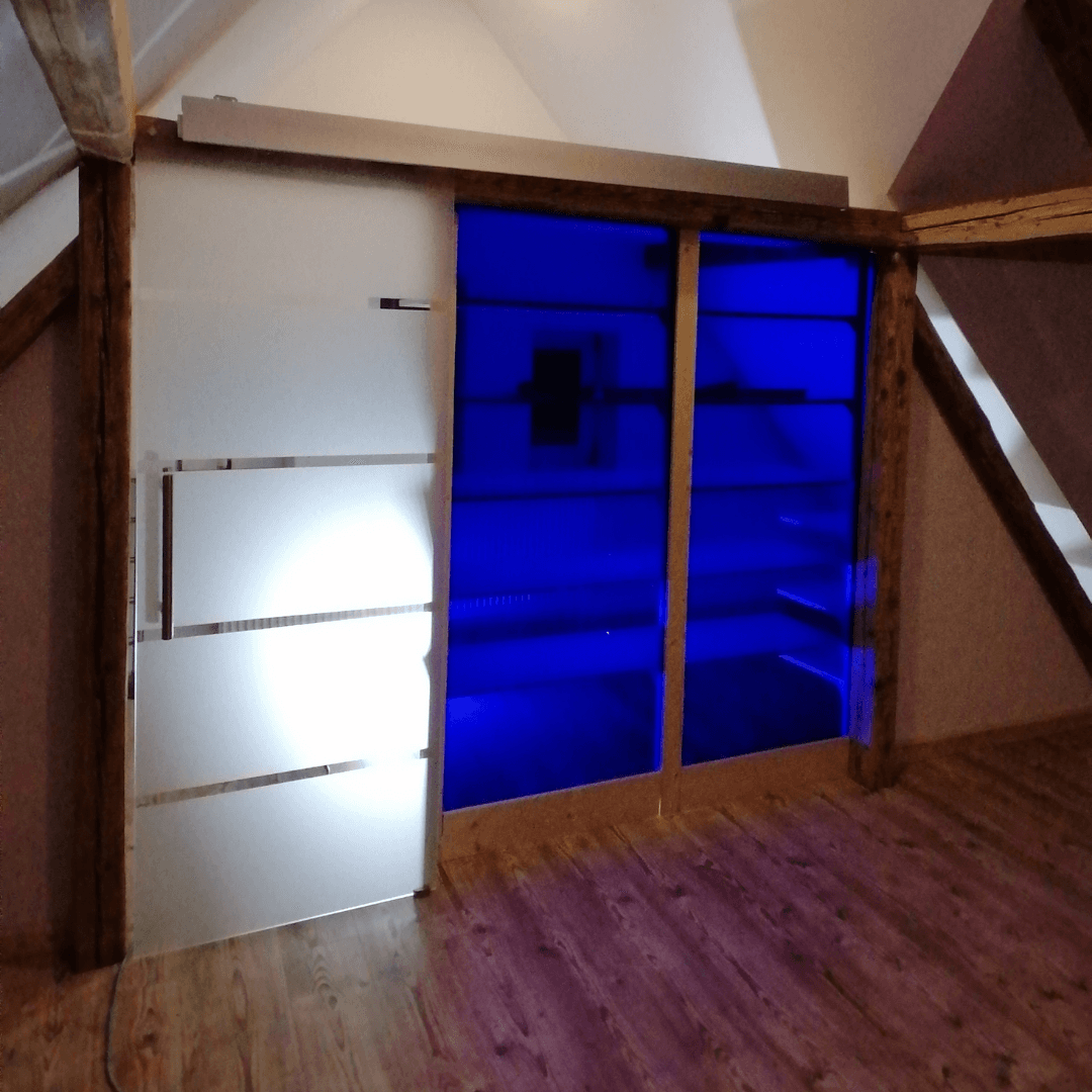 Begehbarer Kleiderschrank mit Acrylscheiben