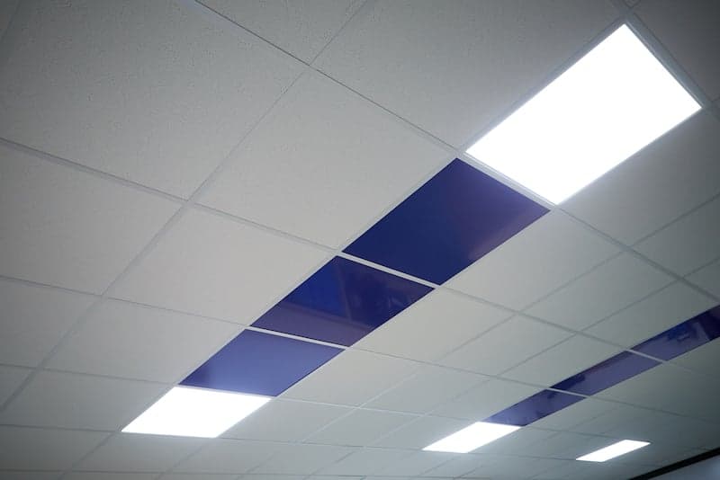 Abgehaengte Decke mit Alupanel System-Deckenplatten