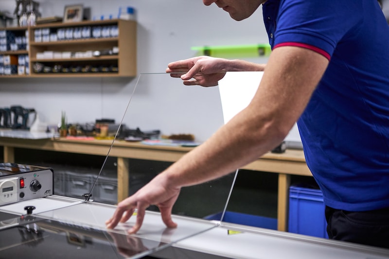 Acrylglas biegen mithilfe einer Biegevorrichtung