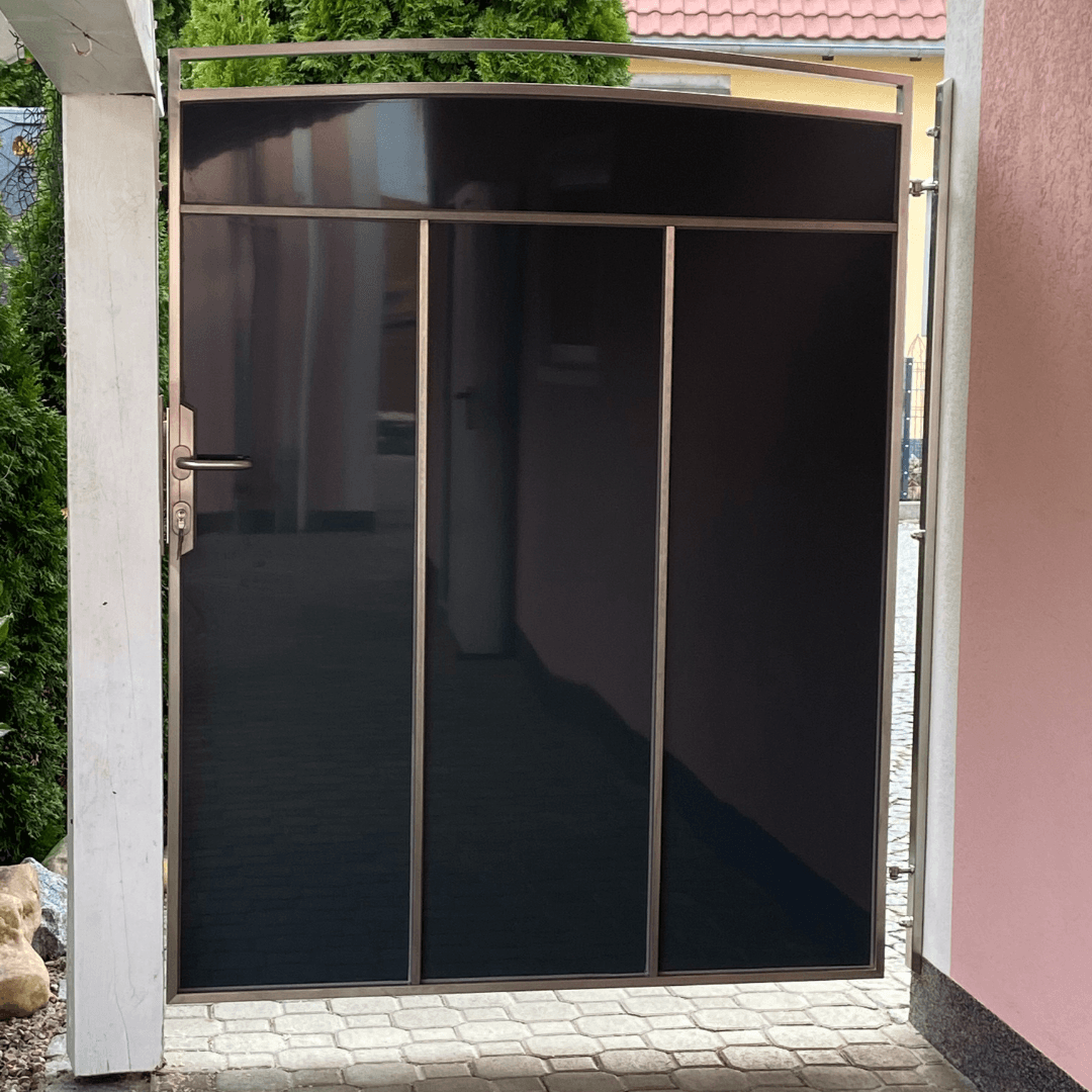 Balkongeländer und Gartentor aus Alupaneelen