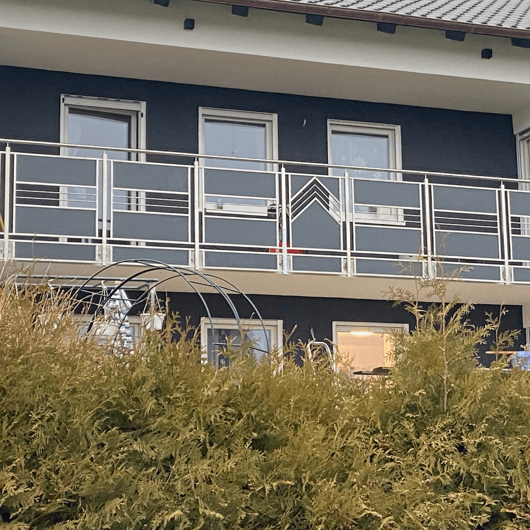 Balkongeländer und Gartentor aus Alupaneelen