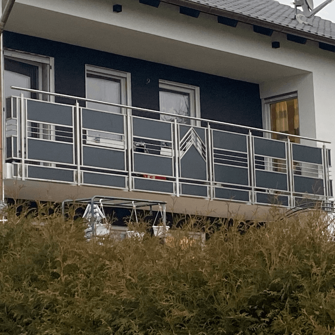 Balkongeländer und Gartentor aus Alupaneelen