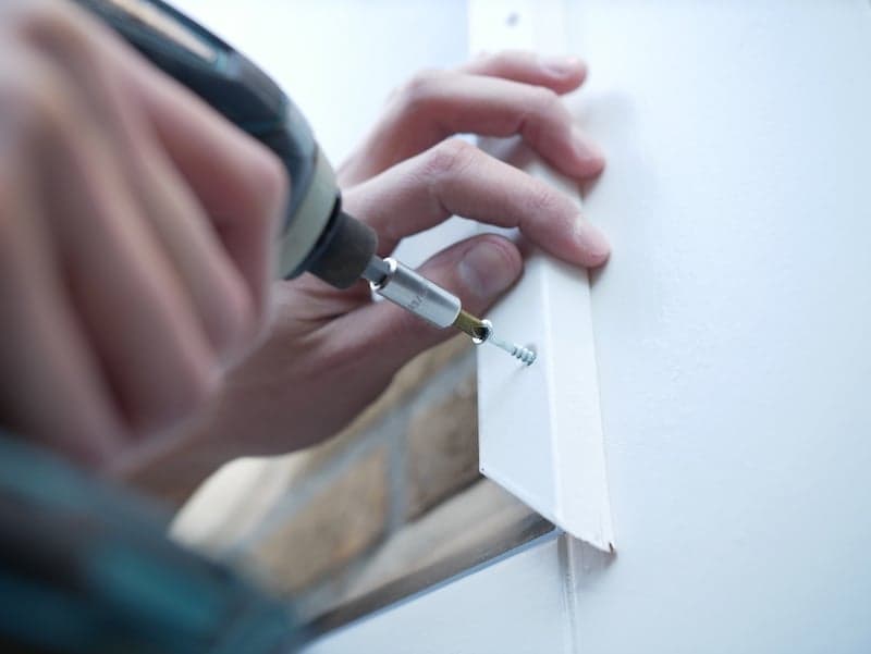 Bringen Sie Glasband an