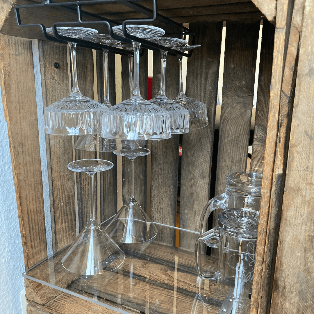 DIY Bar aus Weinkisten und Acrylglasplatten
