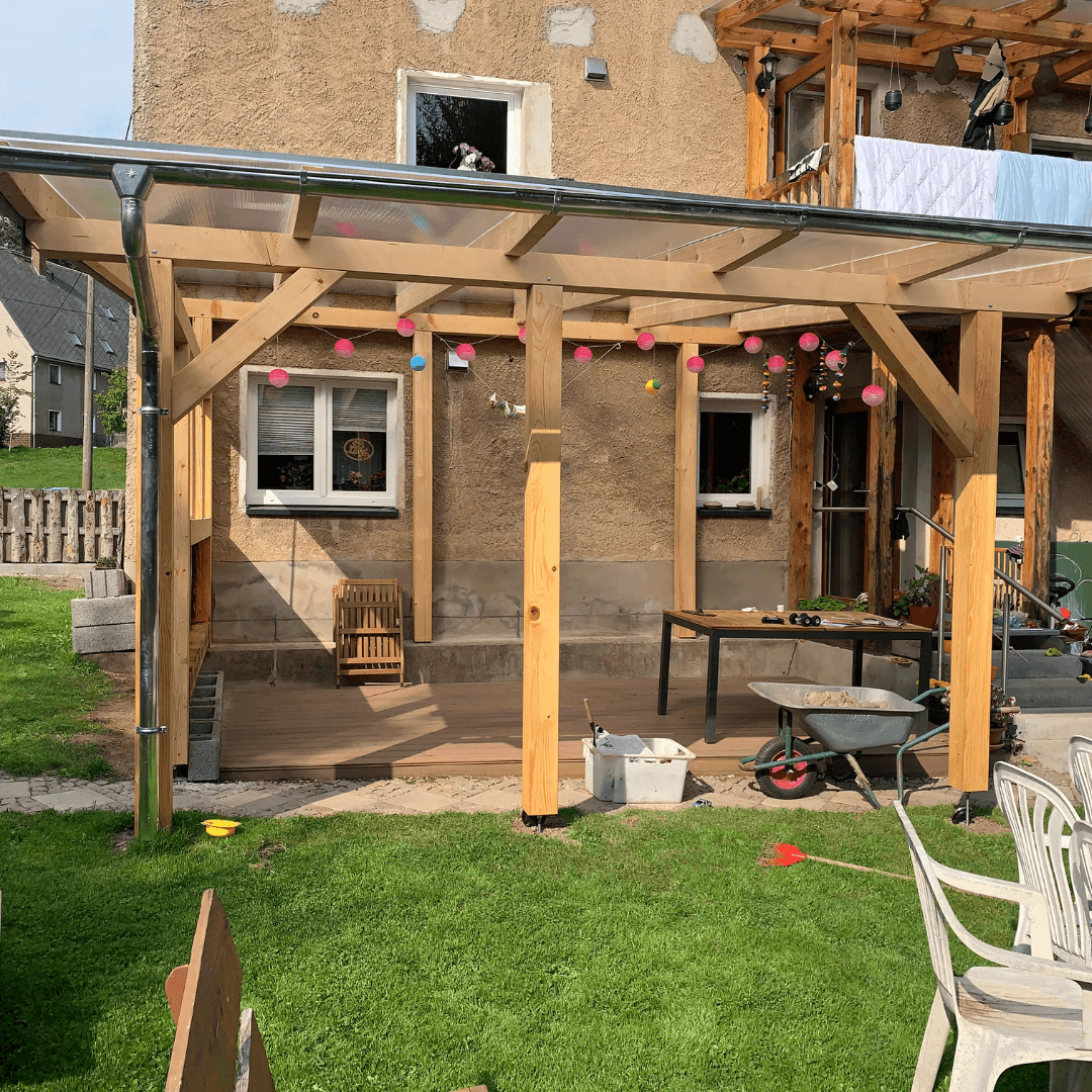 DIY Terrassenüberdachung mit Dach aus Kunststoffscheiben
