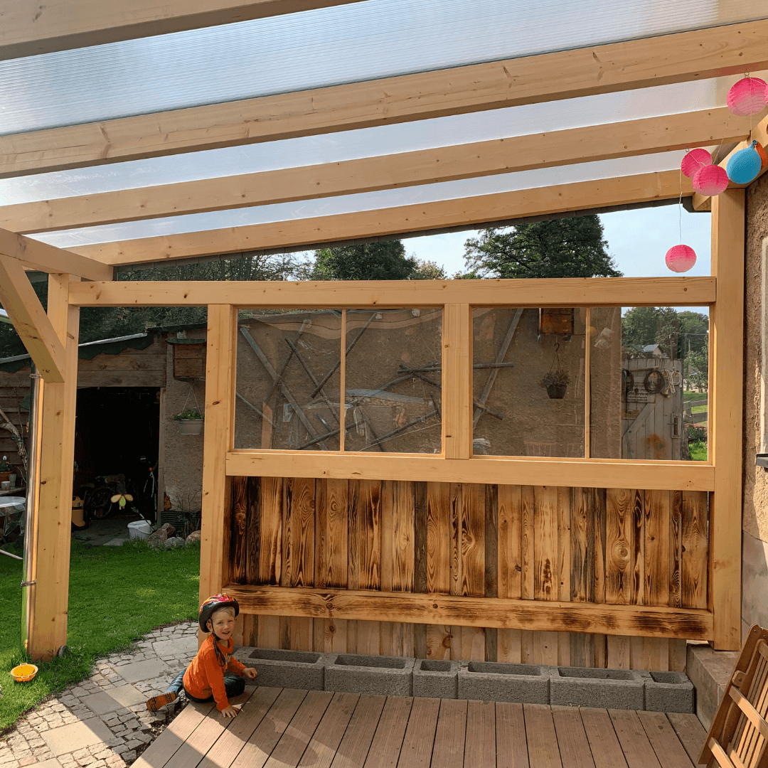 DIY Terrassenüberdachung mit Dach aus Kunststoffscheiben