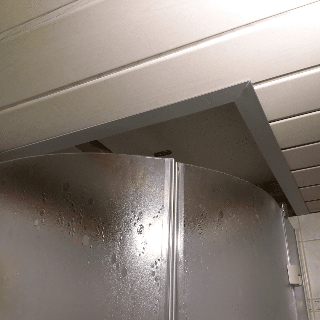 Deckenpaneel aus Acrylglas für die Dusche