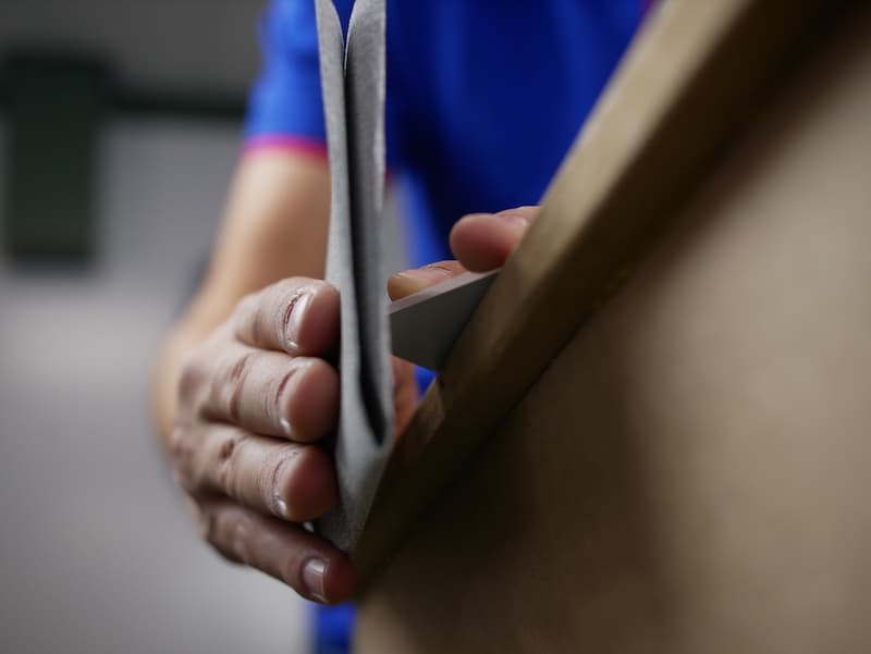Entfernen Sie die scharfen Kanten