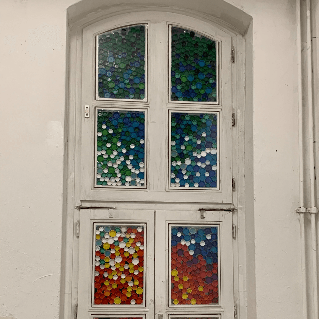 Fenster aus plastikdeckeln