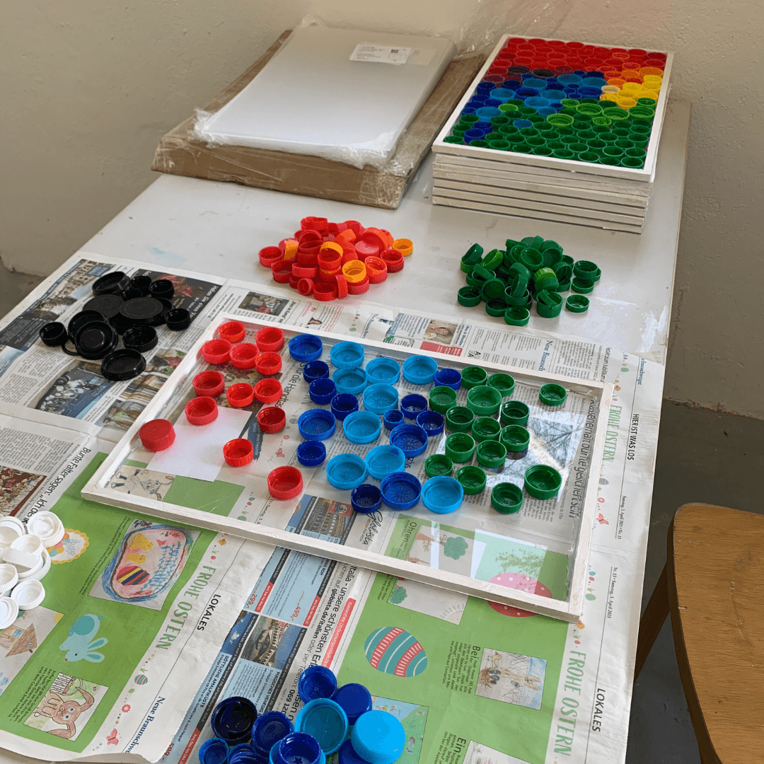 Fenster aus plastikdeckeln