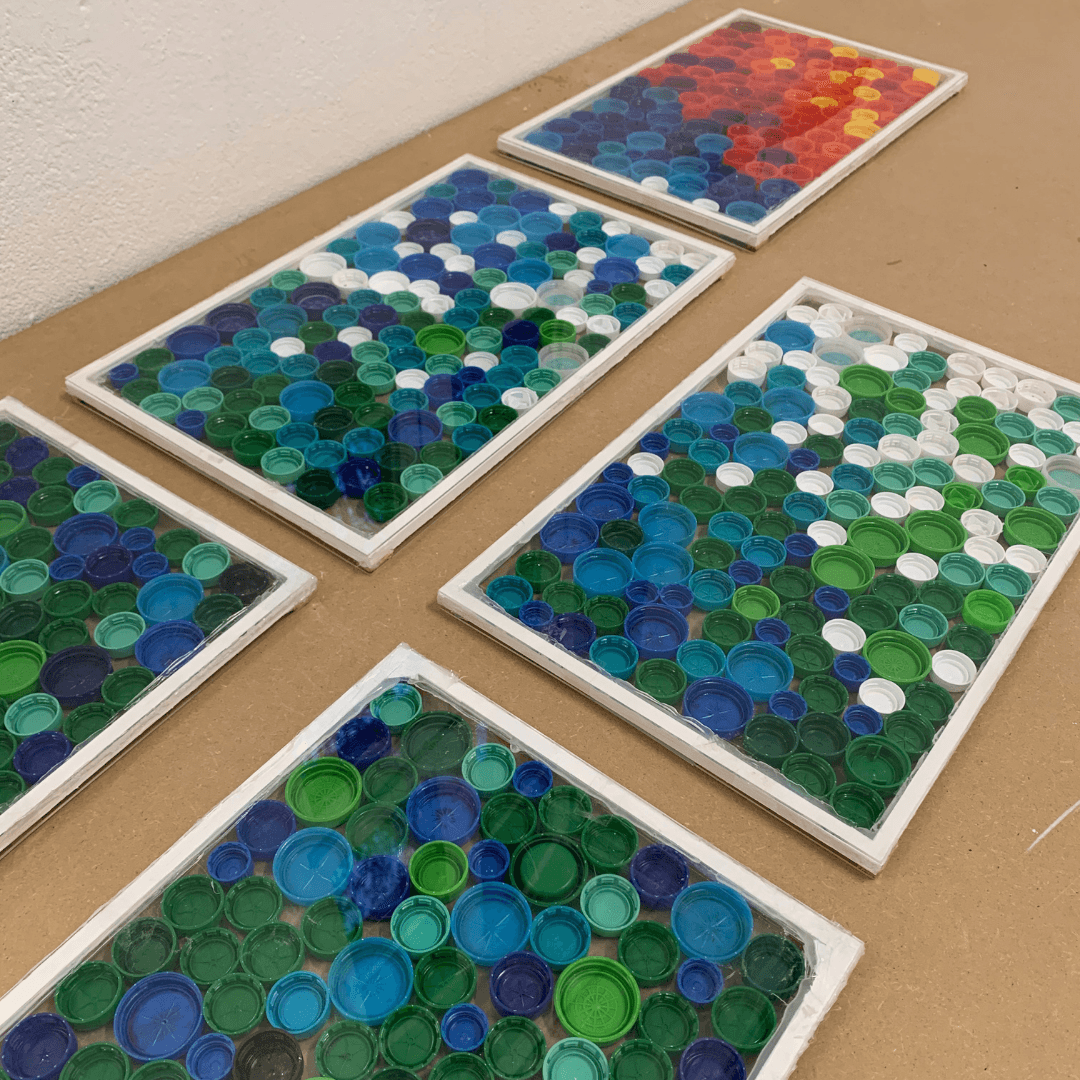 Fenster aus plastikdeckeln