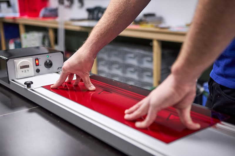 Foto regal aus plexiglas mit biegevorrichtung