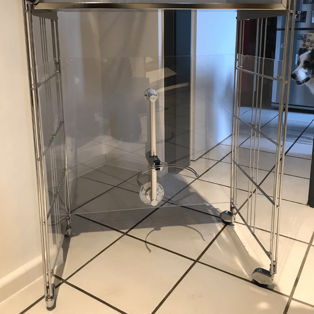 Futterplatz mit Wänden aus transparentem Acrylglas