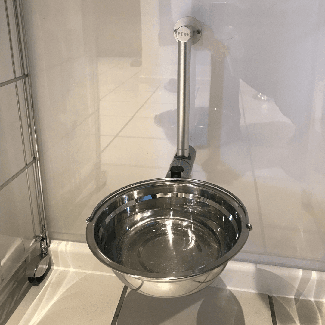 Futterplatz mit Wänden aus transparentem Acrylglas
