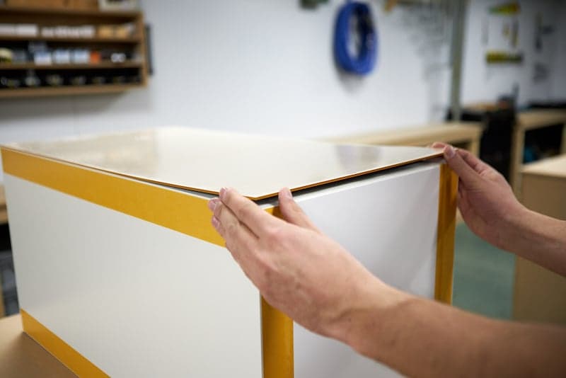 IKEA Hack Podest selber bauen Acrylglas anbringen