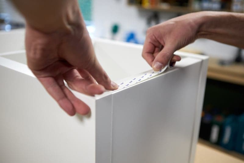 IKEA Hack Podest selber bauen Klebeband anbringen