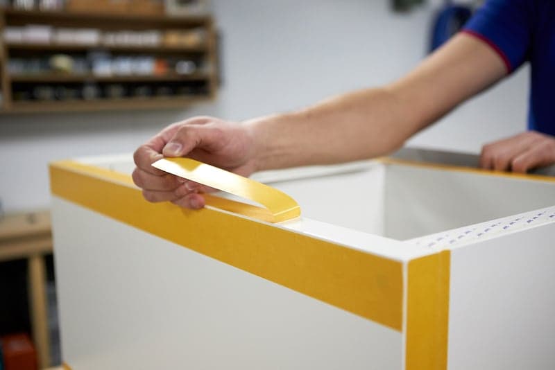 IKEA Hack Podest selber bauen mit doppelseitiges Klebeband
