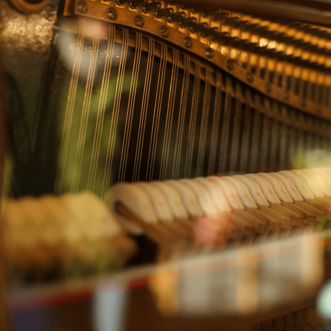 Mit Plexiglas ein Klavier restaurieren