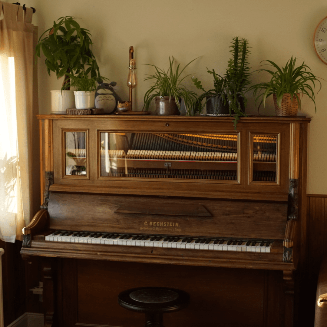 Mit Plexiglas ein Klavier restaurieren