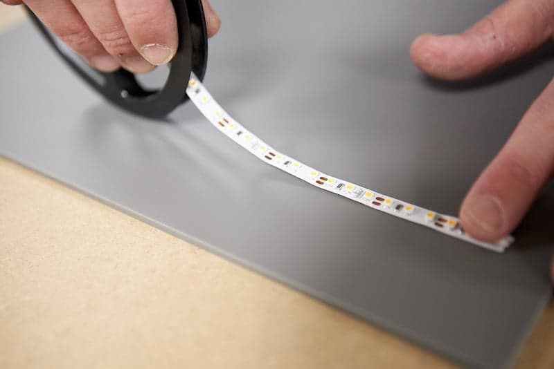 Kunststoff Deckenpaneele LED-Beleuchtung anbringen