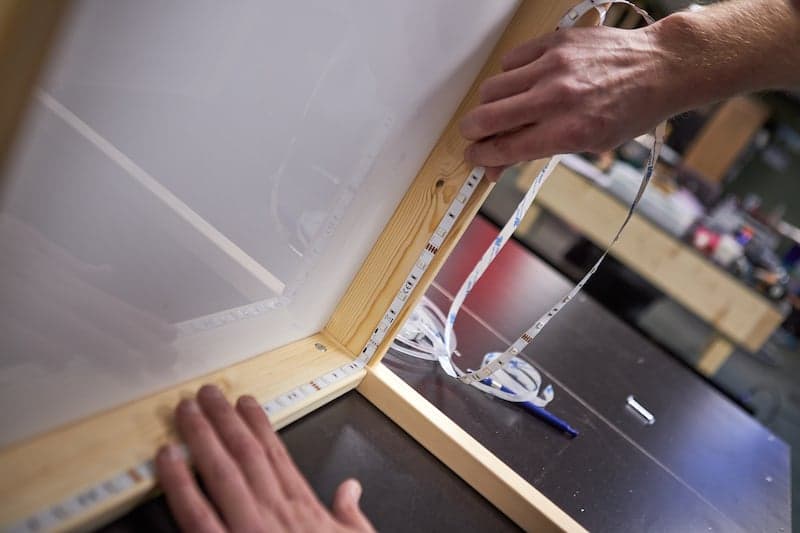 LED-Beleuchtung unter dem Leuchttisch anbringen