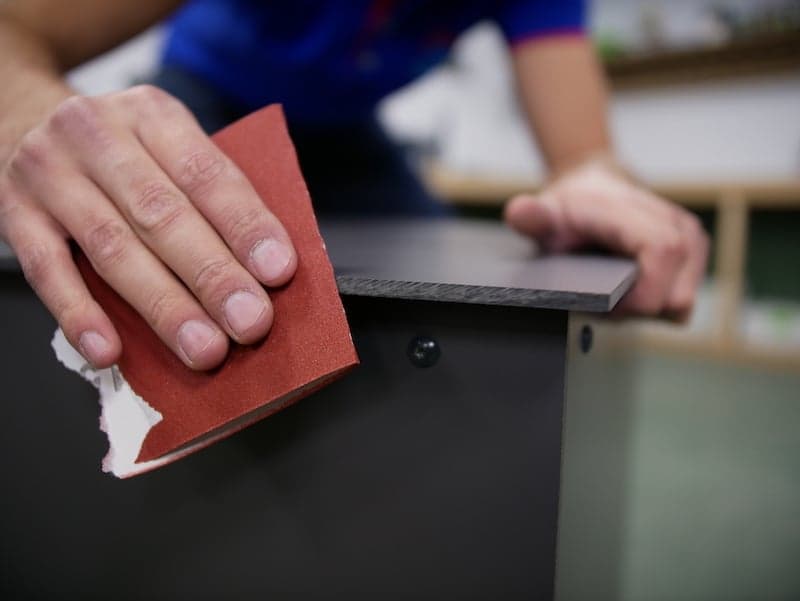 Paketbox scharfen Kanten noch mit einem Schleifpapier abzurunden