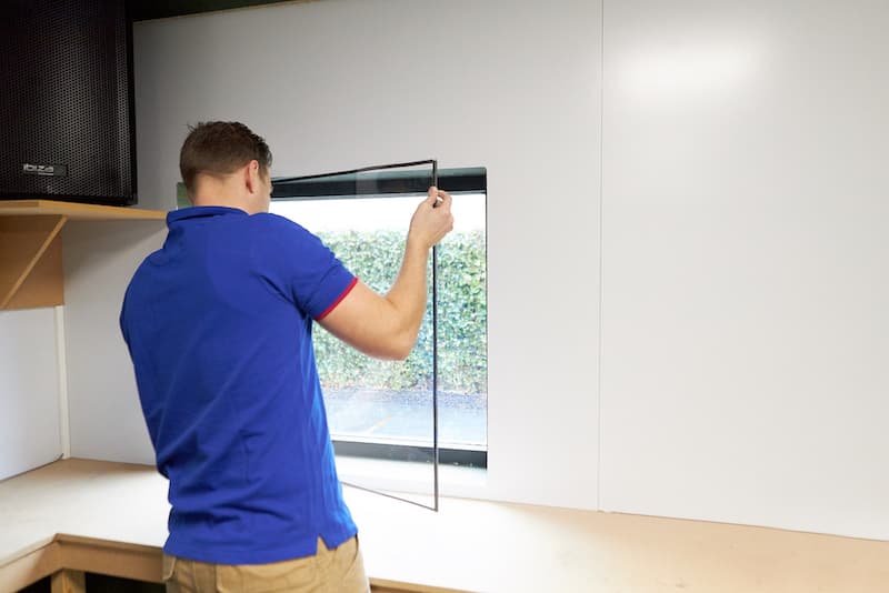 Plexiglas oder polycarbonat fenster in einem rahmen einbauen