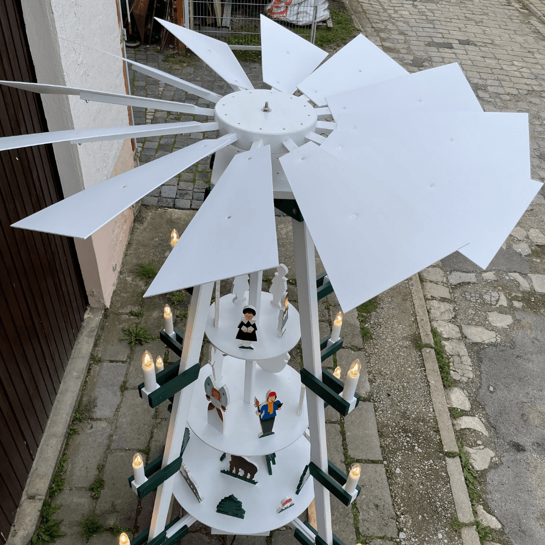 Pyramide für die Weihnachtsdeko