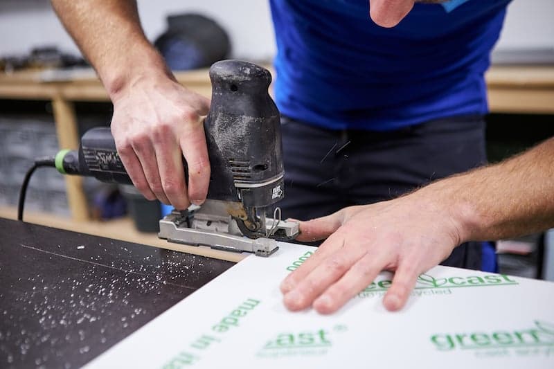 Sägen Sie die Ecken der Acrylglas Platte ein