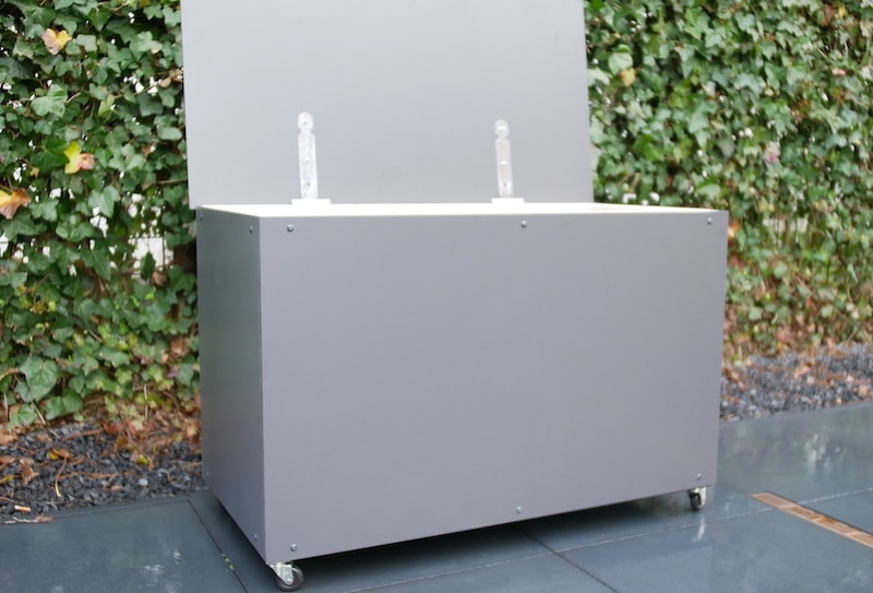 Schöne gartenideen aufbewahrungbsbox gartenkissen im garten mit offenem deckel