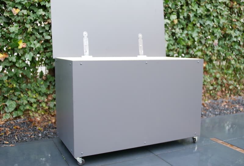 Schöne gartenideen aufbewahrungbsbox gartenkissen im garten mit offenem deckel