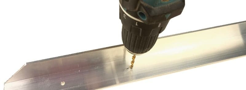 Schreibtisch selber bauen von HPL Tischplatte bohren