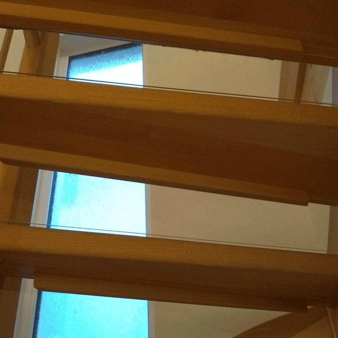 Sicherung der offenen Treppe mit Acrylglasplatten