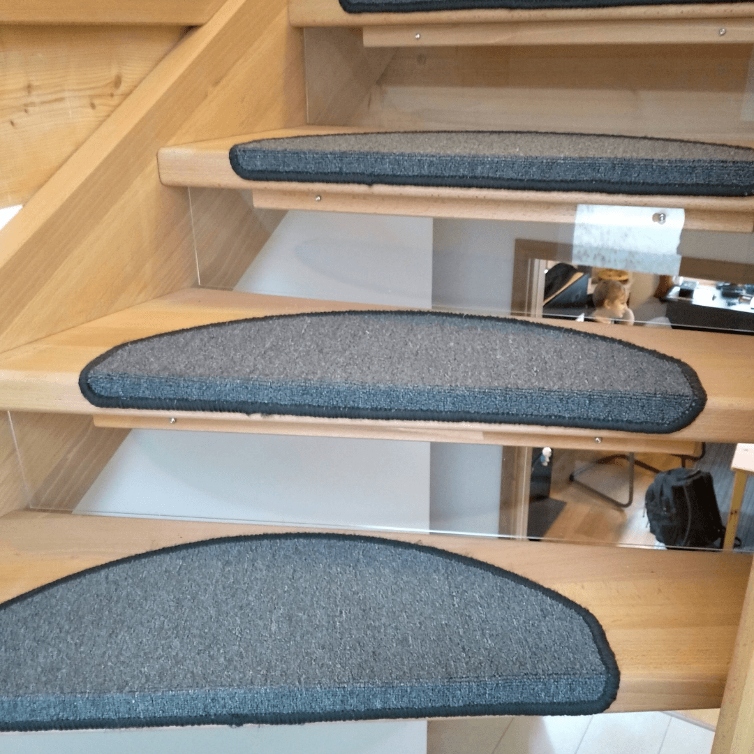 Sicherung der offenen Treppe mit Acrylglasplatten