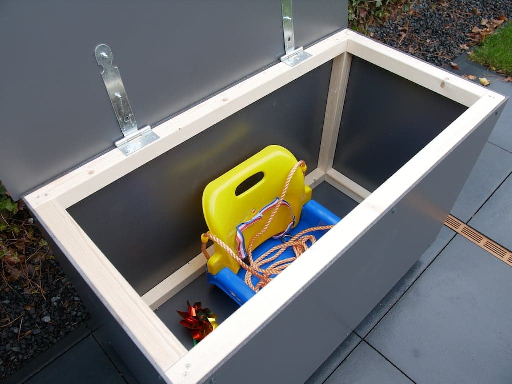 Speelgoedkist voor buiten HPL met speelgoed in bak klep open