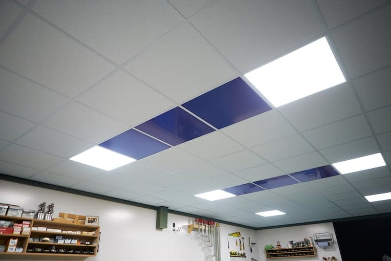 Systemdecke mit farbigen Alupanel Platten