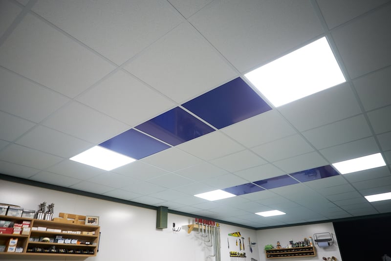 Systemdecke mit farbigen Alupanel Platten