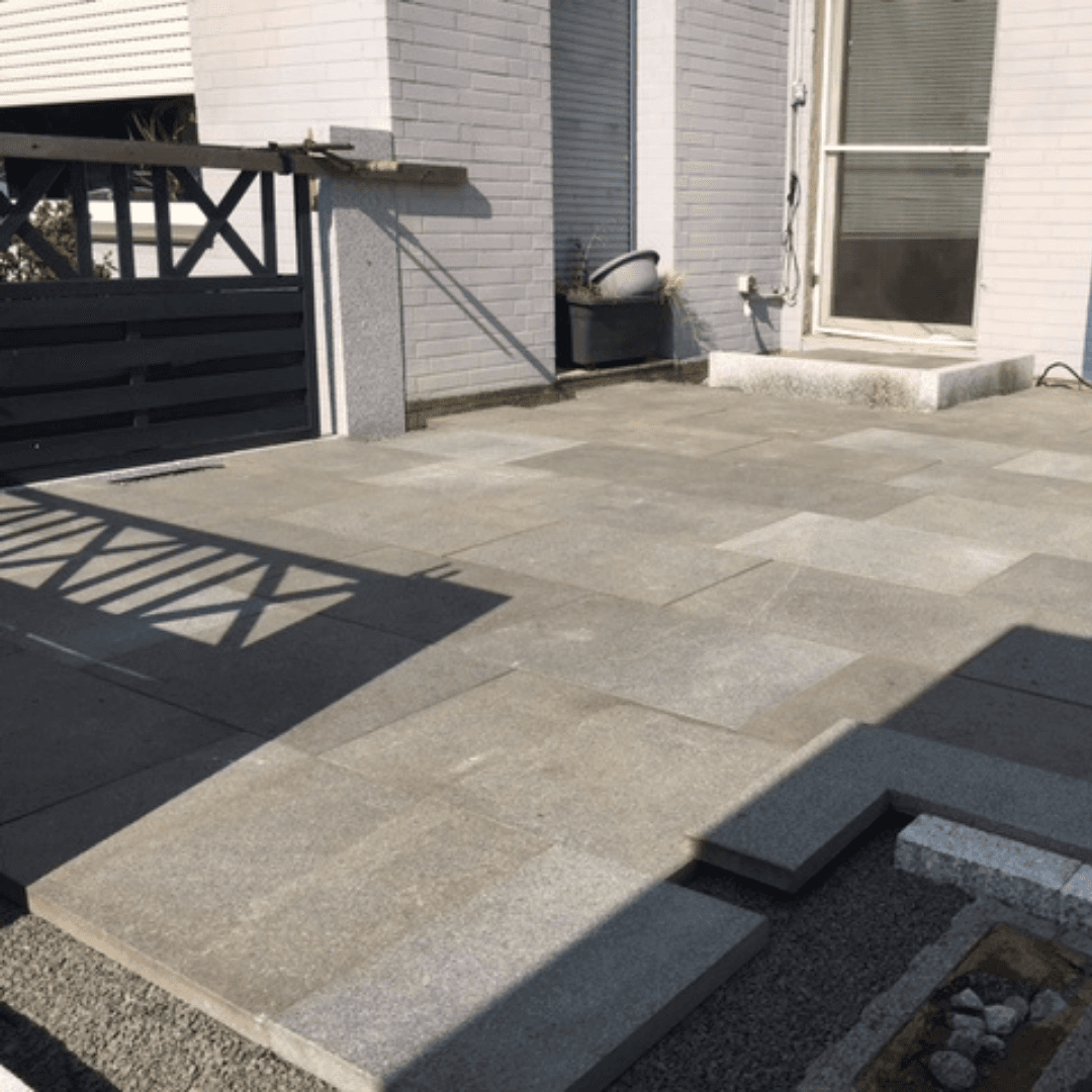 Terrassensanierung mit Granit und Wänden aus Kunststoffplatten