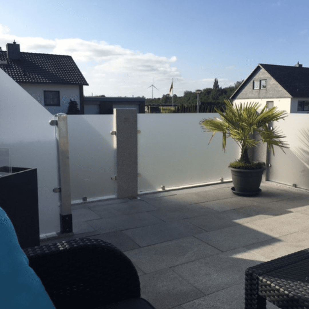 Terrassensanierung mit Granit und Wänden aus Kunststoffplatten