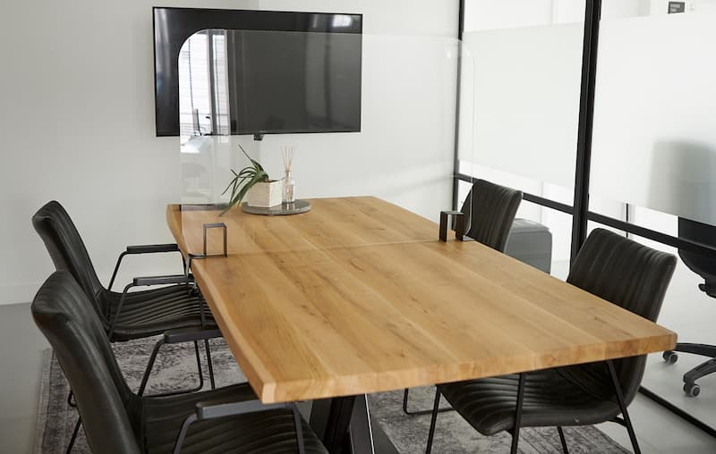 Trennwände über den Tisch